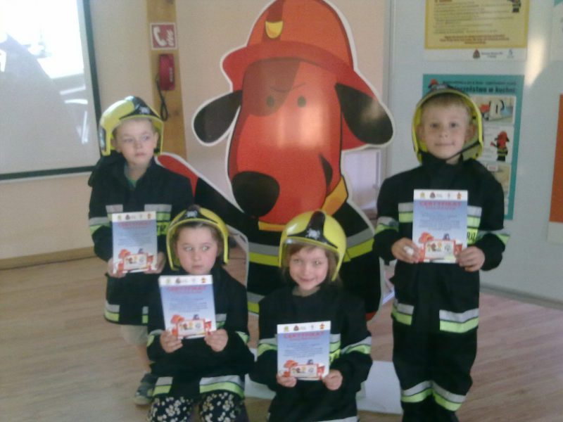 Najmłodsi uczą się od strażaków