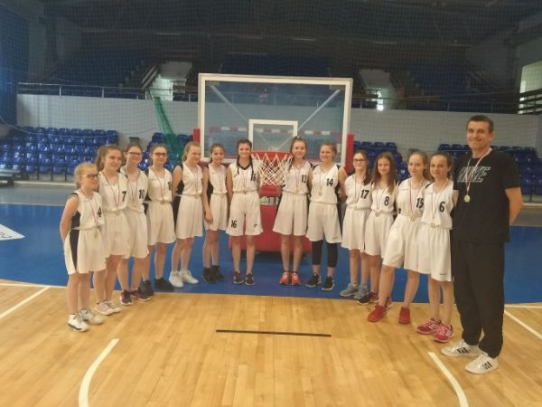 Dziewczęta z SP nr 11 zajęły I miejsce w finale MIMS w koszykówce