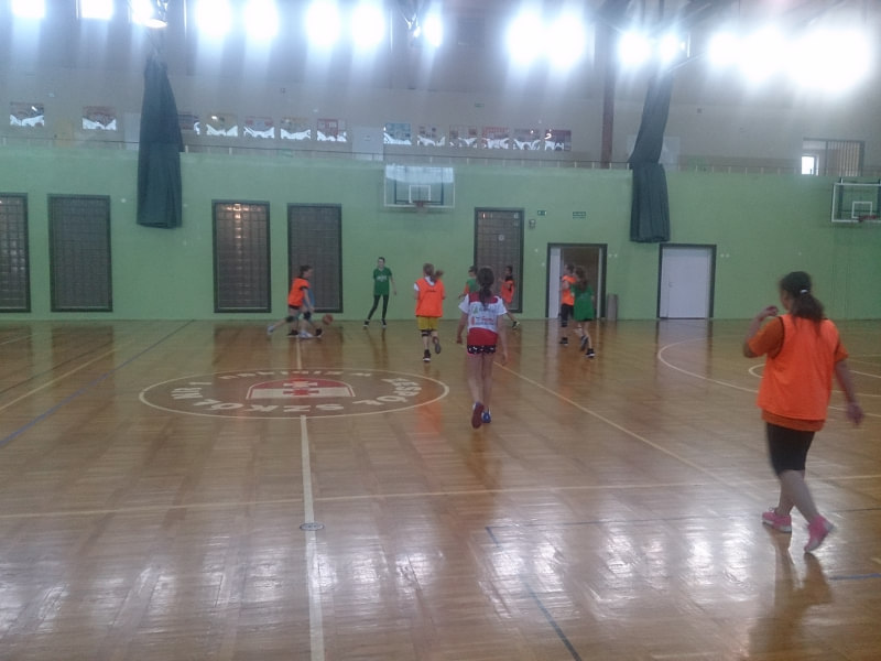 Dziewczyny z  5C i 6B rozegrały turniej międzyklasowy w koszykówkę.