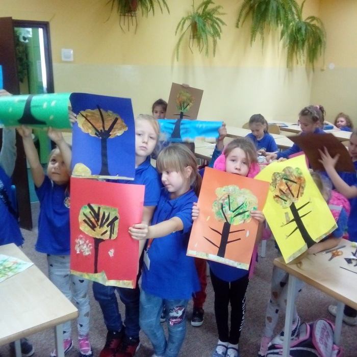 Klasa 1d - Jesienne drzewa pianką malowane
