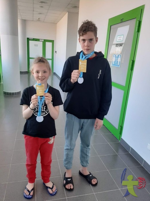 Udane zawody pływackie naszych uczniów -  Pola Sielicka z klasy I b oraz Hubert Sielicki z klasy VII b zdobyli  pierwsze miejsca w swoich kategoriach wiekowych w V edycji Pływajmy Razem 2022 w Braniewie