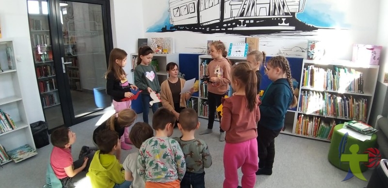 Zeróweczka szkolna na warsztatach literacko-plastycznych w bibliotece Lokomotywa.