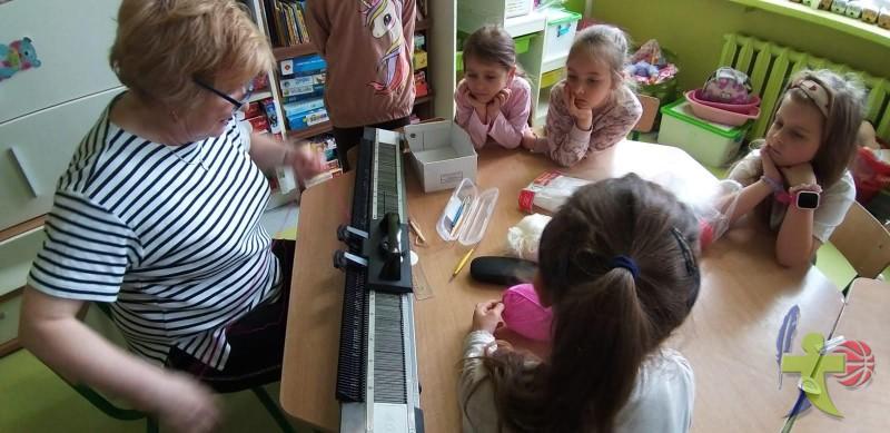 Zeróweczka szkolna: Uczymy się używać maszyny dziewiarskiej