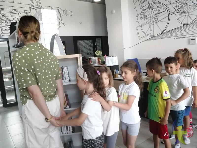 Zeróweczka szkolna na zajęciach literacko-plastycznych w bibliotece "Lokomotywa". 