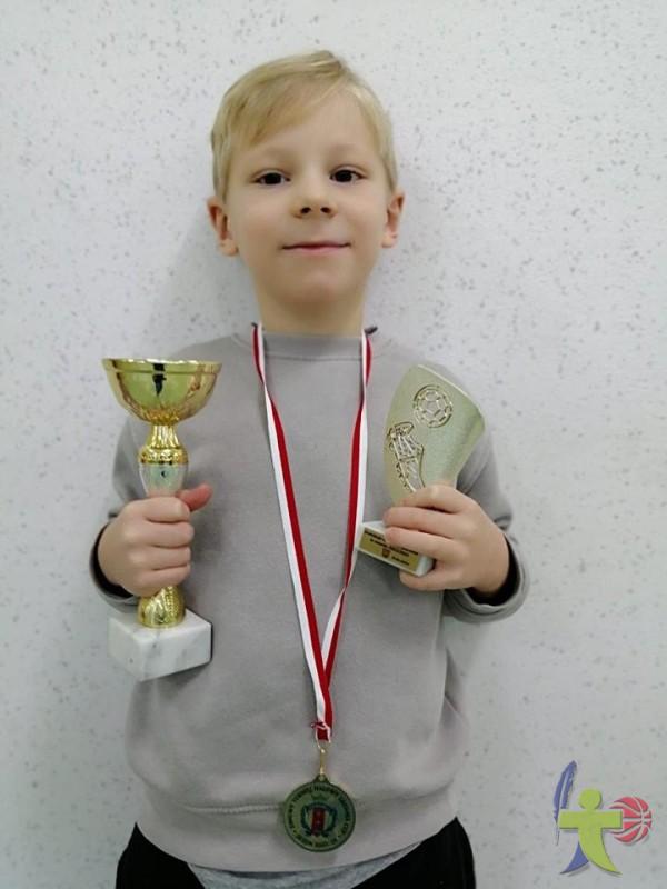 1 miejsce oraz złoty medal w meczu piłki nożnej zdobył Mateusza Maluchnik z naszej zeróweczki 