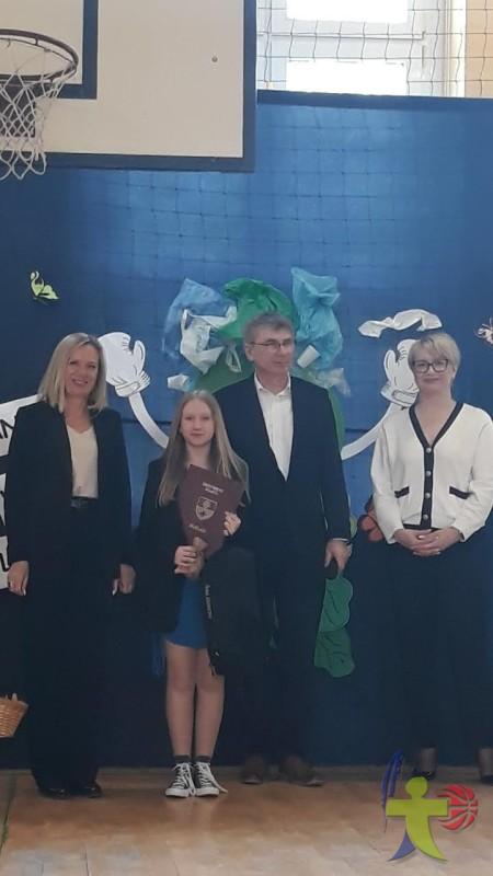 W  roku szkolnym 2023/2024, za osiągnięcia w dziedzinie ekologii i ochrony środowiska, nagrodę otrzymała uczennica klasy 7.c - Gabriela Wojszkun.