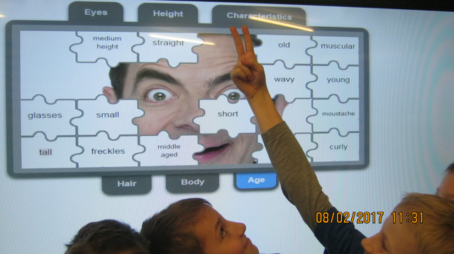 Uczniowie klas czwartych podczas pracy z multimedialnymi aplikacjami do nauki języka angielskiego